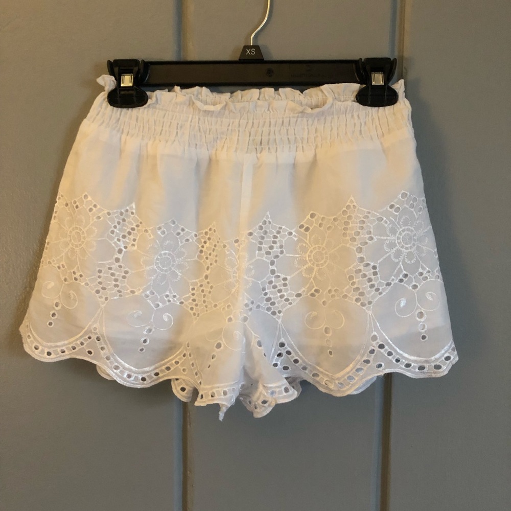 🌼WHITE SABRINA SHORTS BY SMELL THE ROSES🌼
